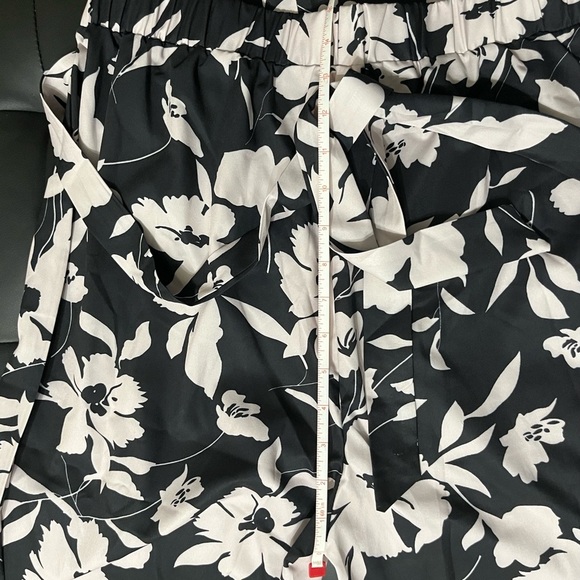 NWT 2 pc pants suit Floral Set Black and White Women's Pants with Black Top - Picture 7 of 7